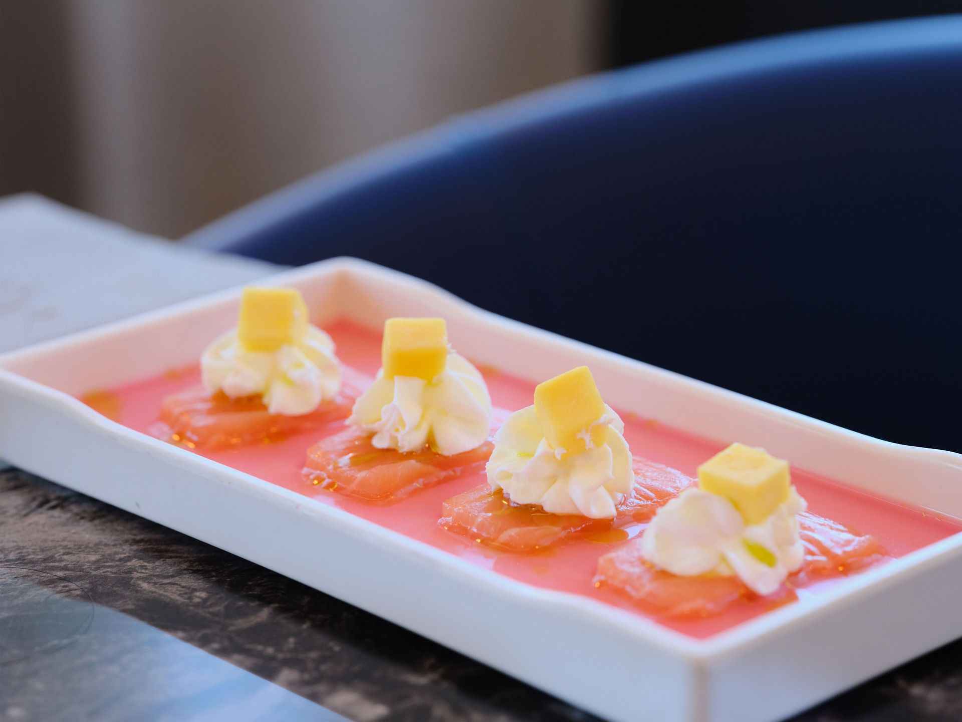 Un vassoio bianco pieno di cibo su un tavolo.