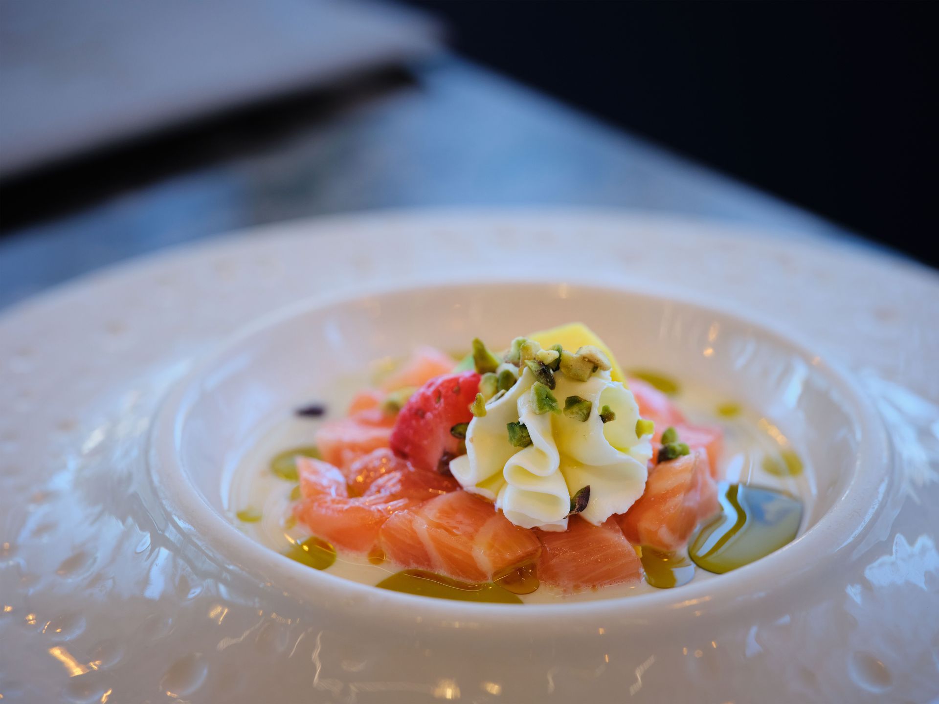 Un primo piano di un piatto di cibo su un tavolo.