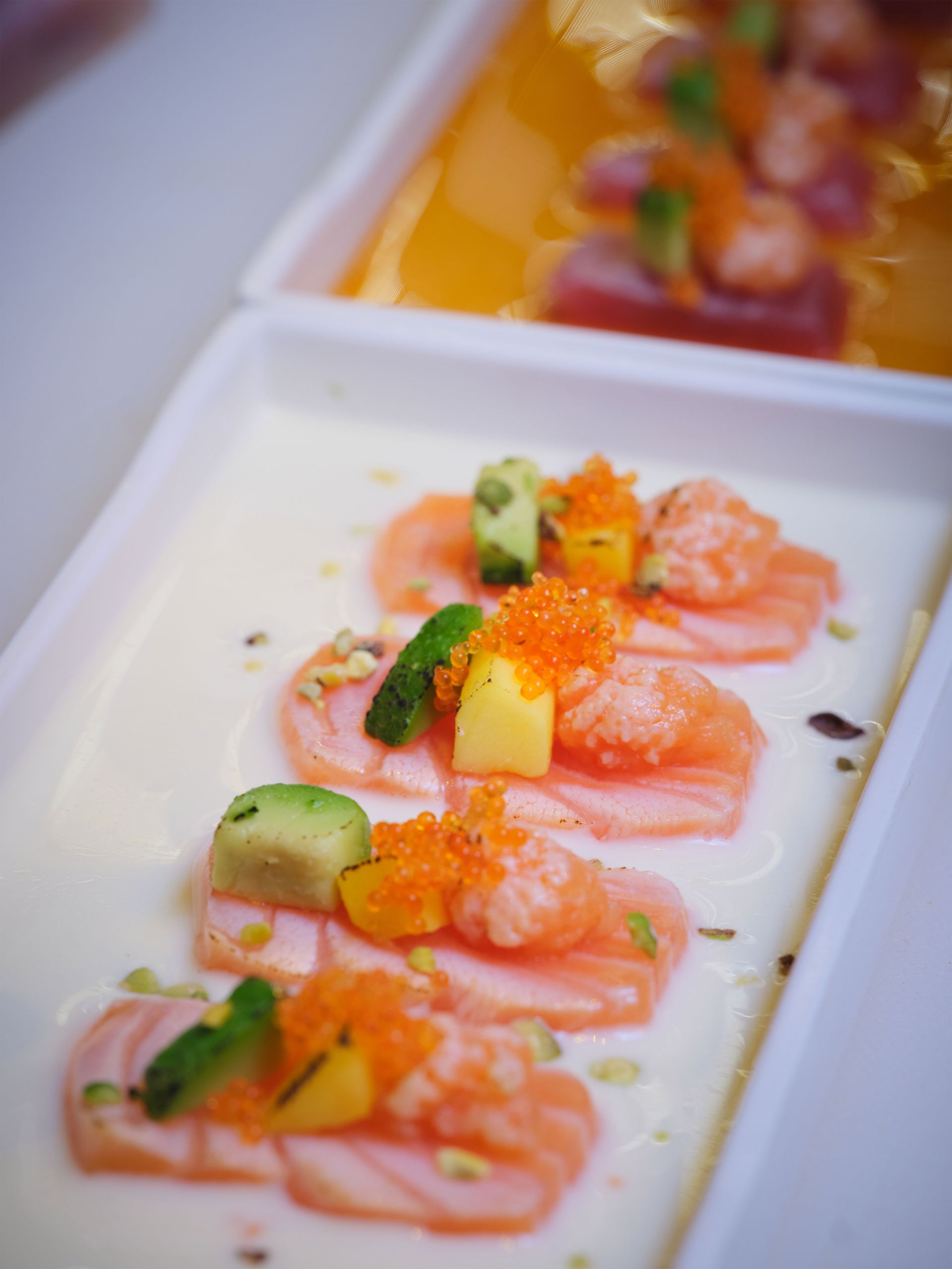 Un primo piano di un piatto di cibo su un tavolo.