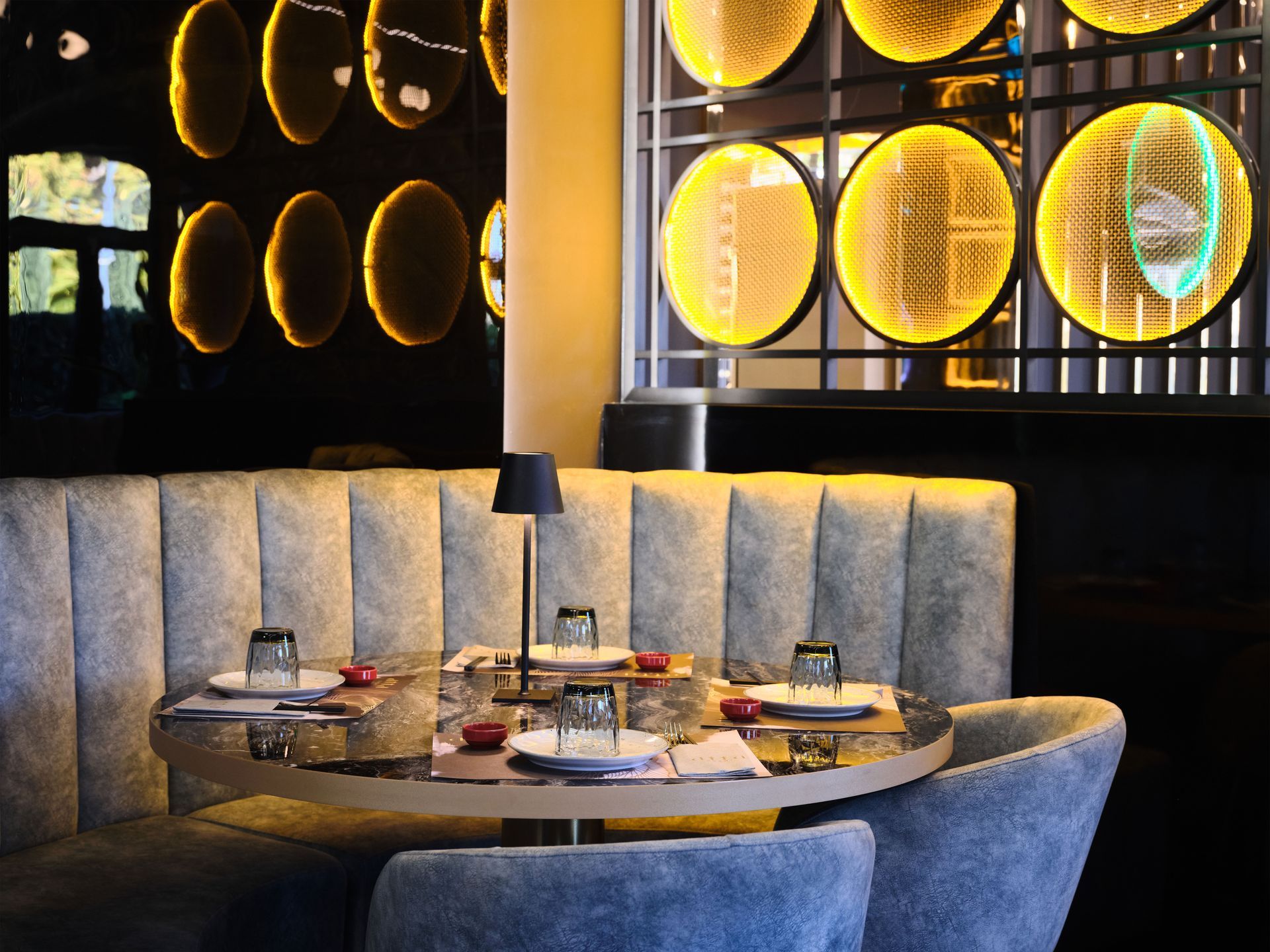 Un ristorante con tavolo, sedie e un divano