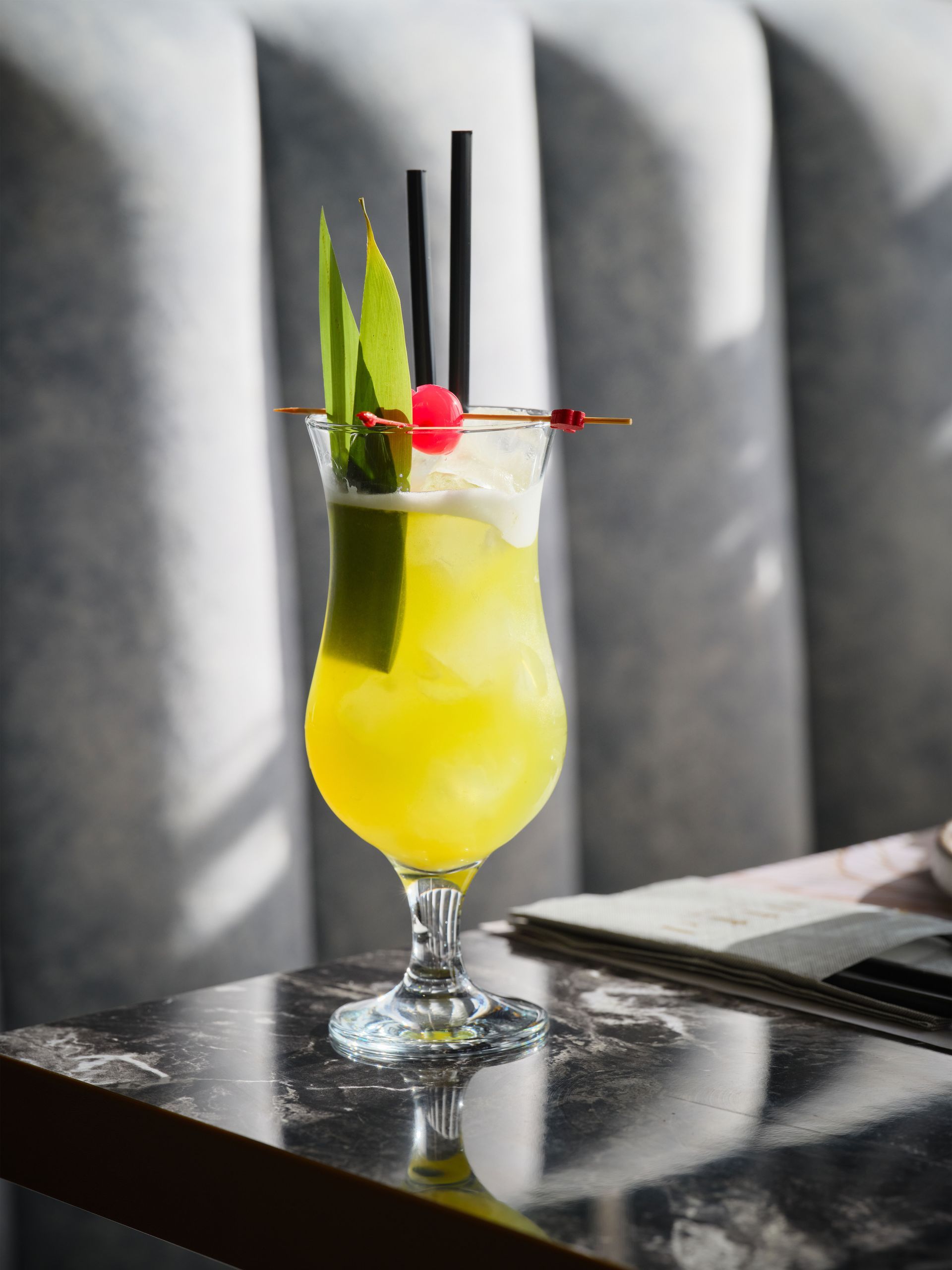 Un primo piano di un cocktail in un bicchiere su un tavolo.