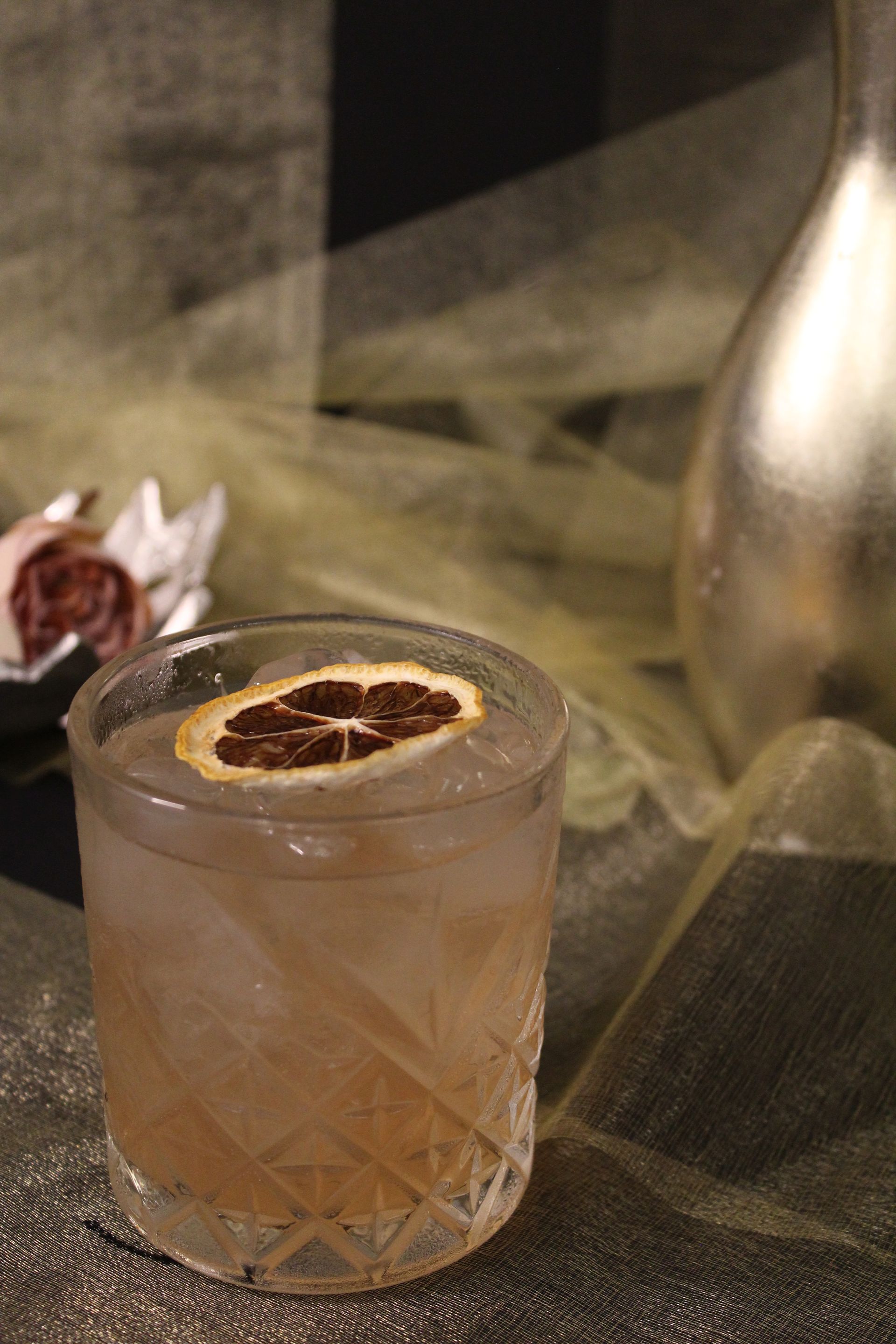 Un primo piano di un drink in un bicchiere su un tavolo.