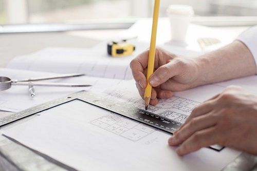 architetto durante lo studio di un progetto