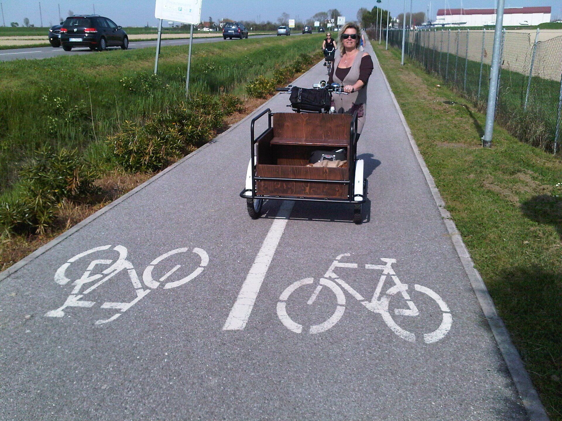 cargo bike elettrica ad uso familiare su pista ciclabile