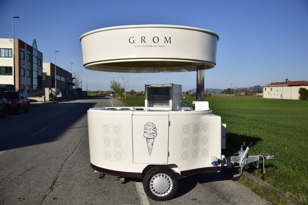 Chiosco Mobile Vetroresina  Dream Cup Rimorchiabile per Gelati Crepes Cocktail