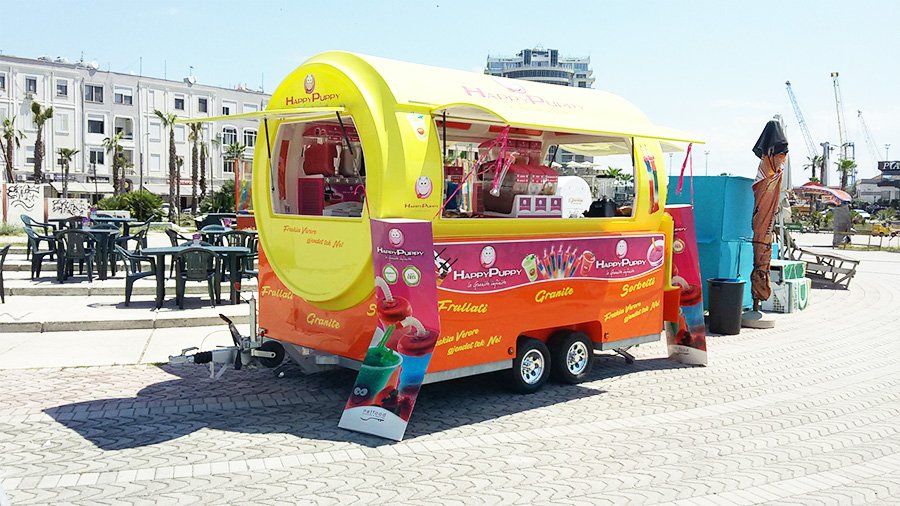 chiosco mobile in vetroresina fisso su carrello a rimorchio per street food truck o ufficio mobile chiosco informazioni
