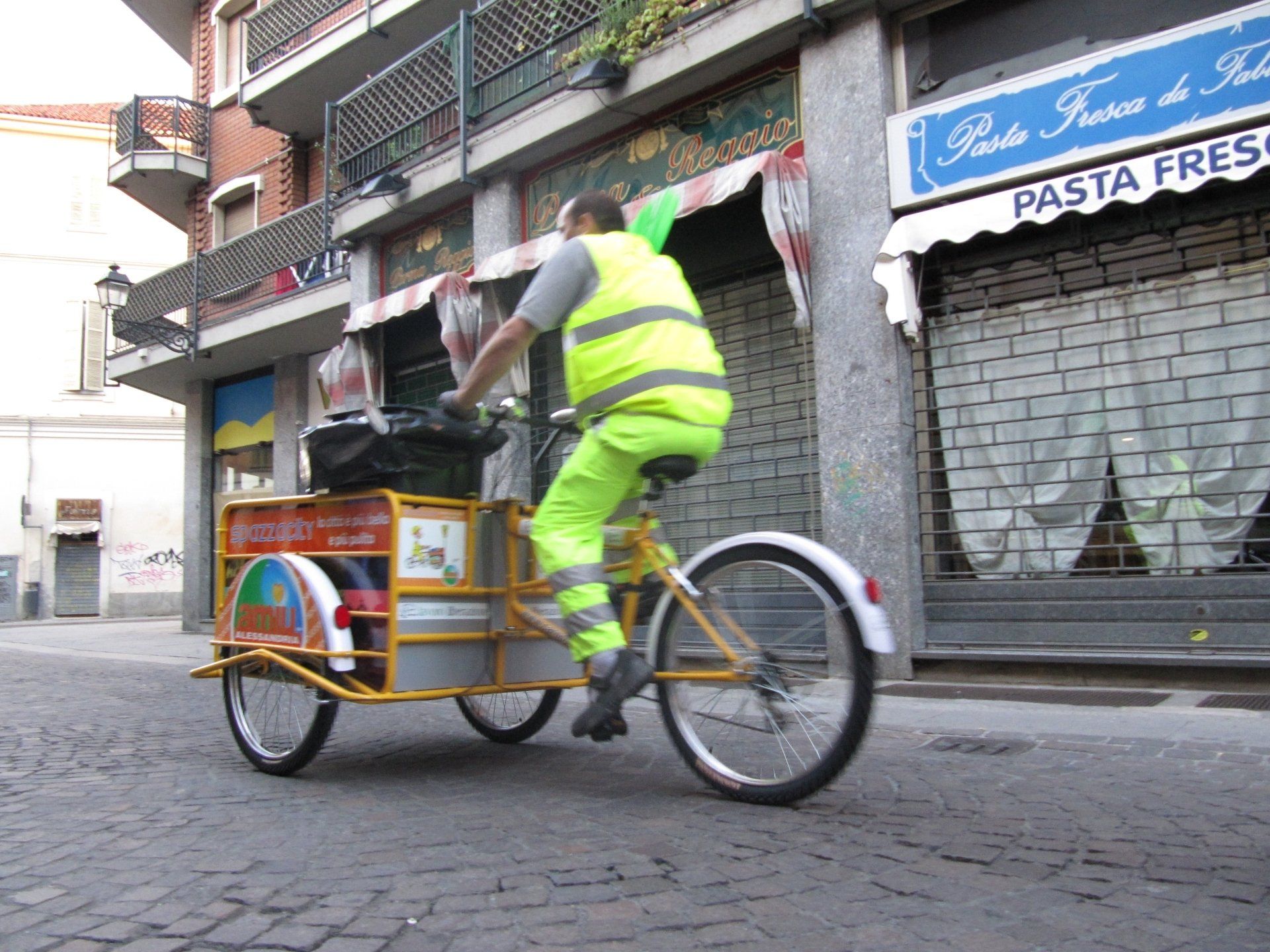 triciclo porta bidoni per spazzamento strade operatori ecologici triciclo dello spazzino