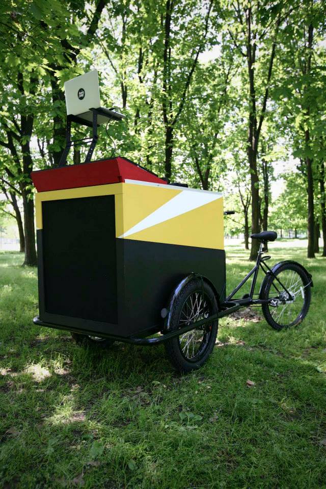 Triciclo Cargo Bike Banco regia per DJ Disk Jokey ambulante promozione eventi in strada