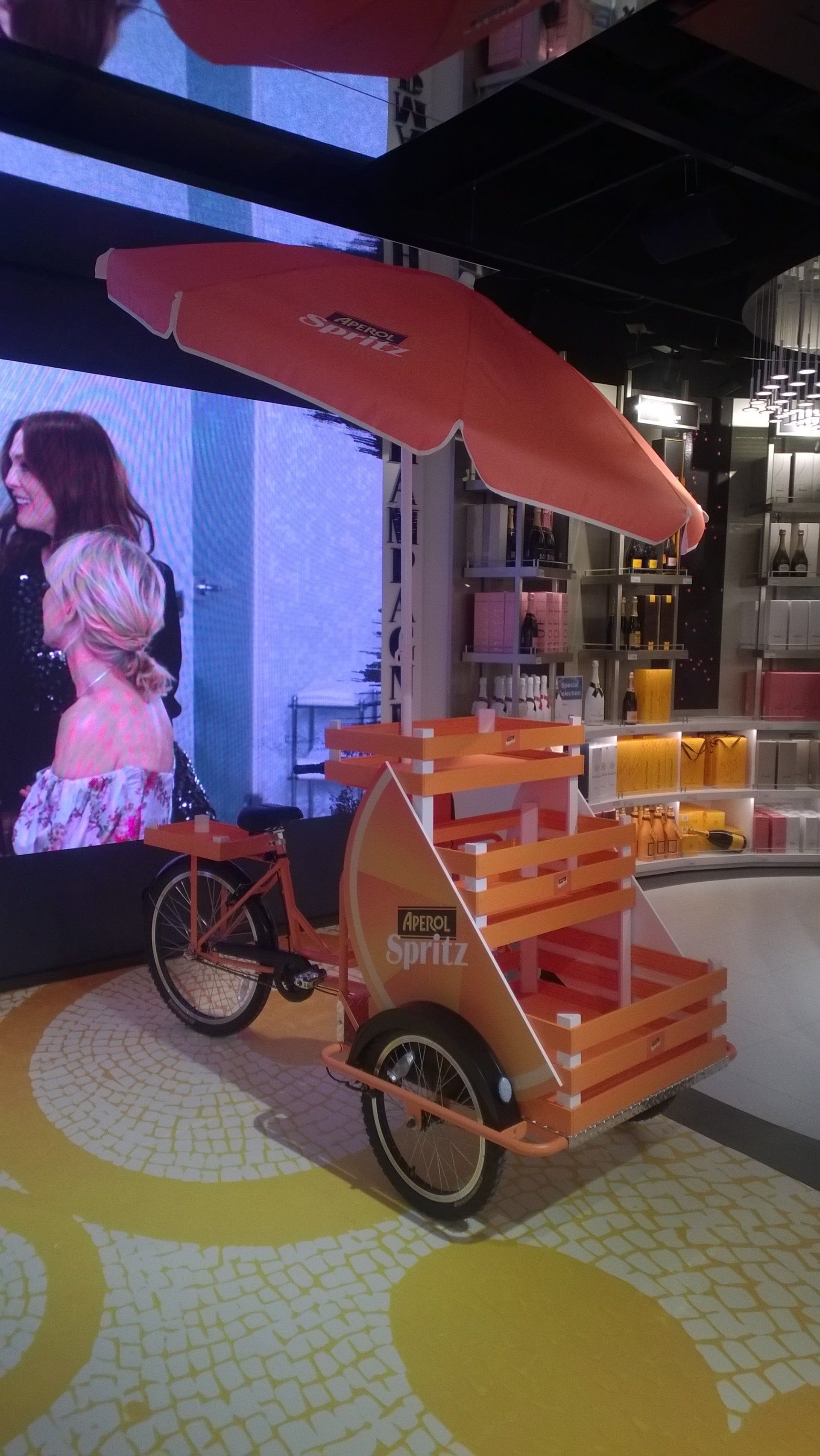 triciclo cargo bike pubblicitaria per promozione prodotti aperol spritz