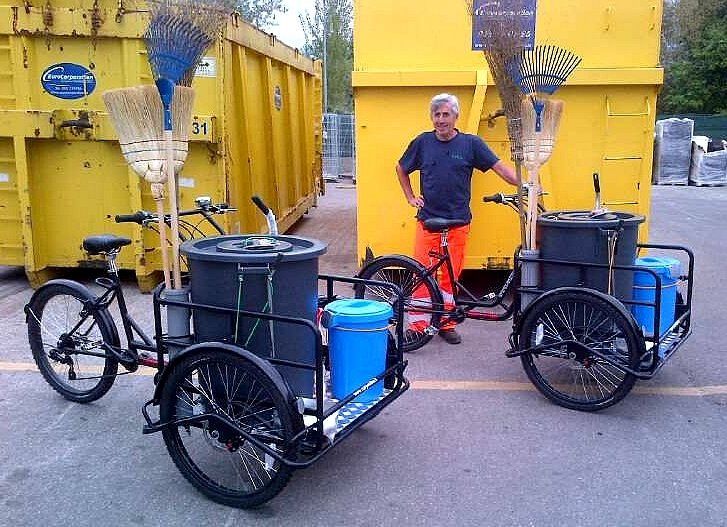 Triciclo degli spazzini per raccolta rifiuti operatori ecologici pulizia strade porta bidoni spazzatura