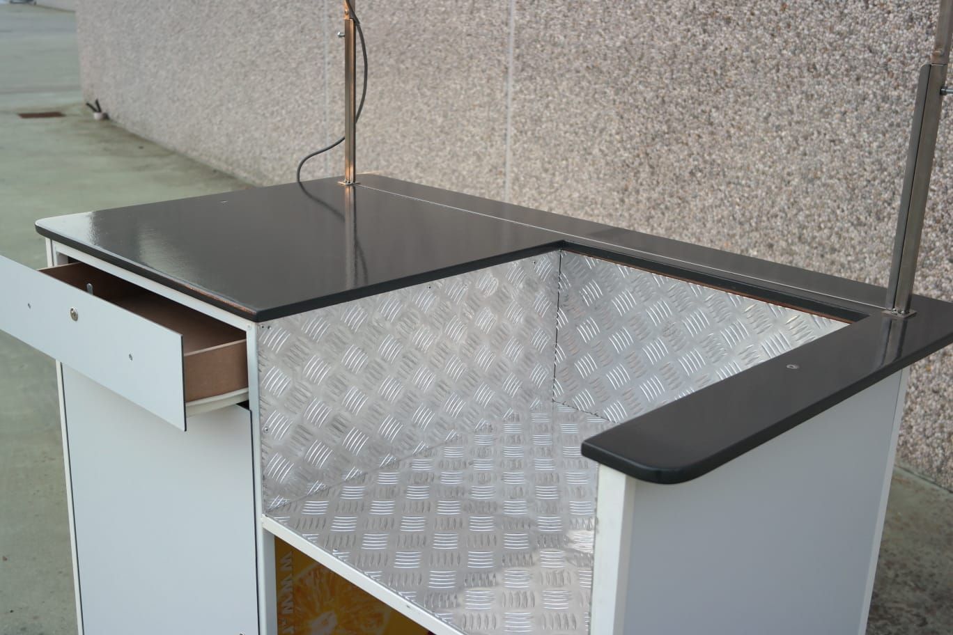 Carrello a spinta Basic con lato ribassato  universale per street food senza attrezzature da allestire