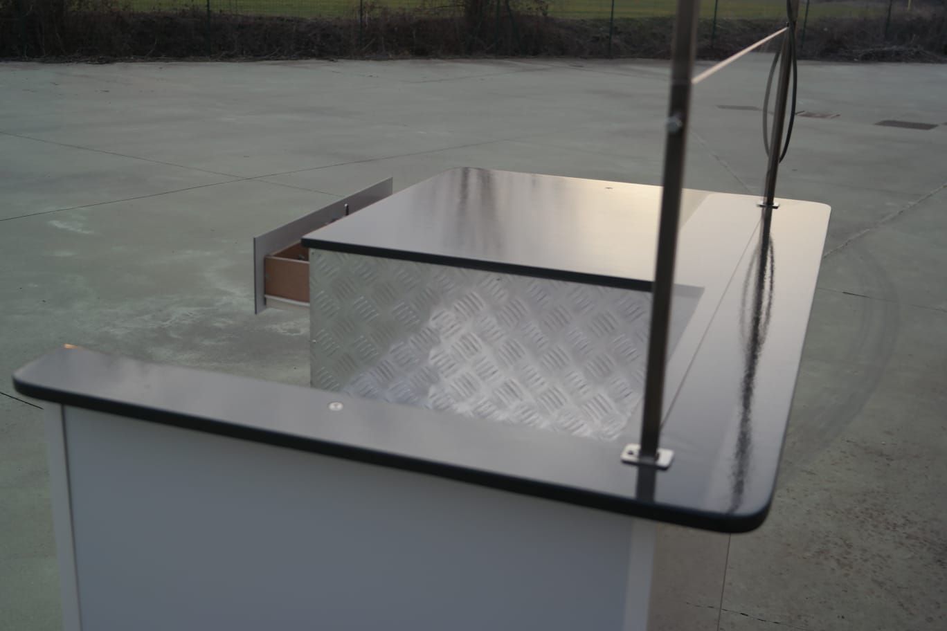 Carrello a spinta Basic con lato ribassato  universale per street food senza attrezzature da allestire