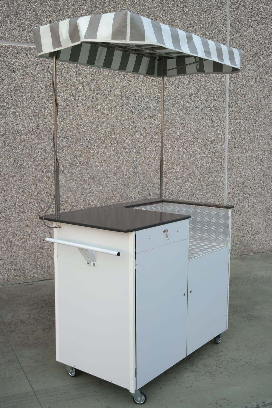 Carrello a spinta Basic con lato ribassato  universale per street food senza attrezzature da allestire