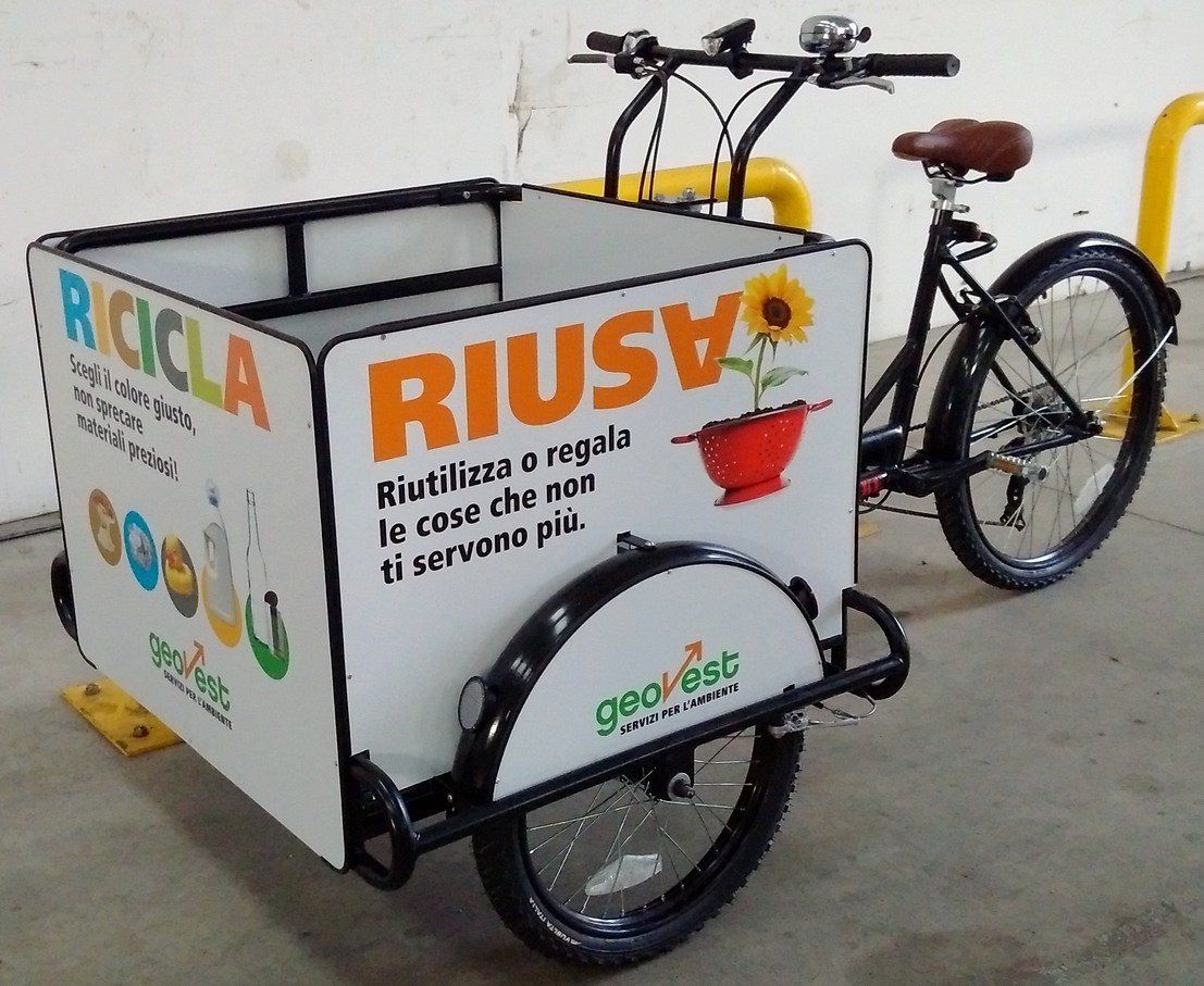 triciclo pubblicitario porta bidoni ecologia operatori pulizia strade