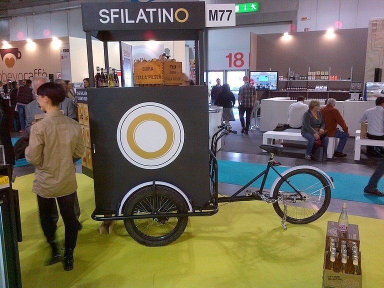 triciclo cargo bike pubblicitario promozione prodotto sfilatino in fiera expo