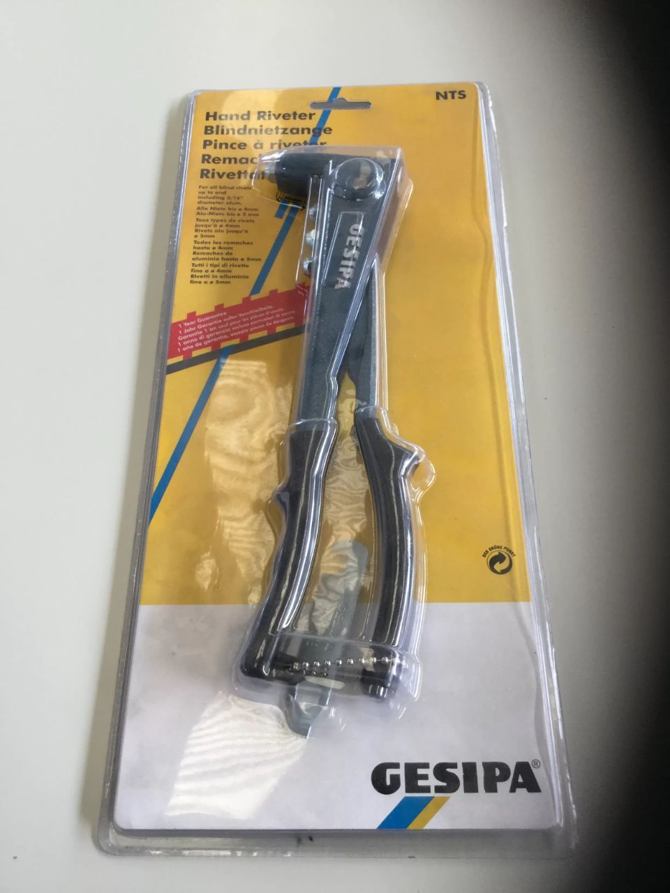 Rivettatrice per rivetti a strappo