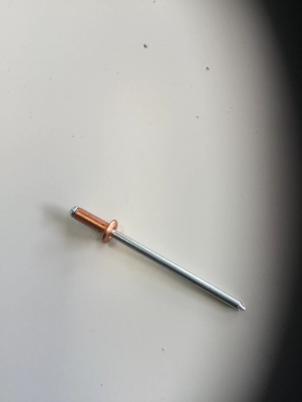 Rivetto a strappo per fissaggio giunte