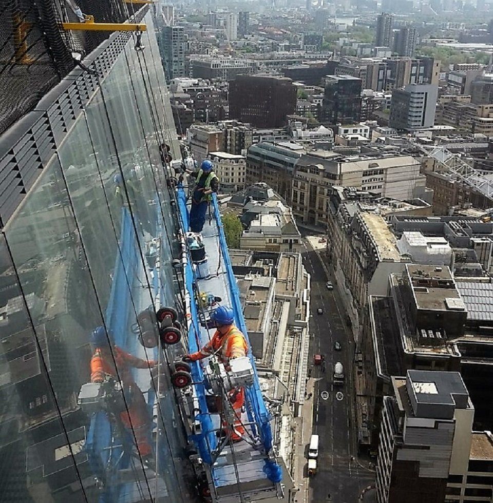 Curved Platform for facade access and maintenance