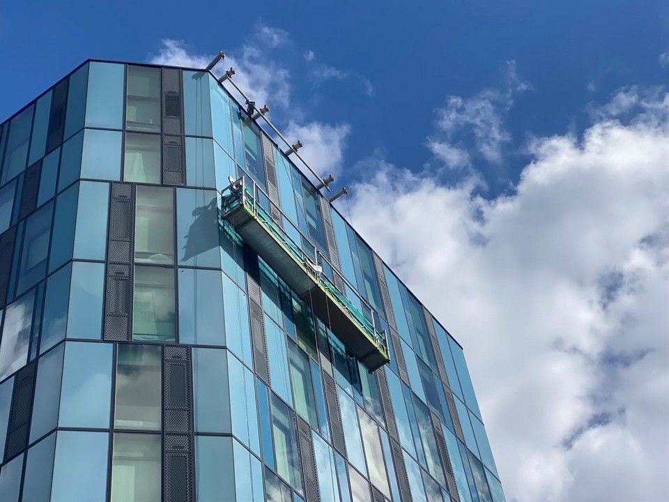Suspended platform for facade access and maintenance
