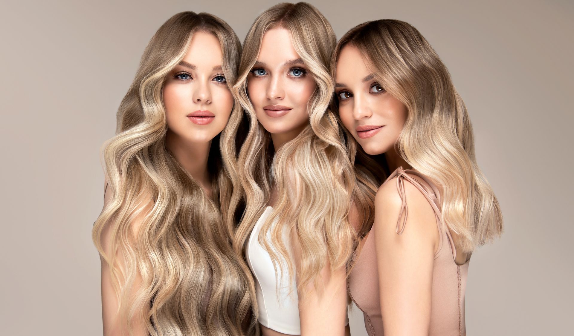 drei Frauen mit langen blonden Haaren posieren für ein Foto