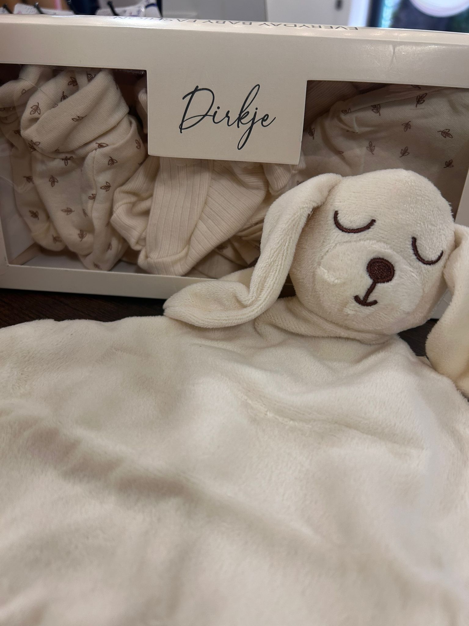 Coniglietto di peluche bianco in una culla con targhetta con il nome 