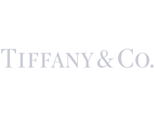 Logotipo de Tiffany & Co. en plata sobre fondo blanco.