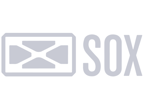 Logotipo de SOX: símbolo geométrico gris dentro de un rectángulo, junto al texto gris "SOX".