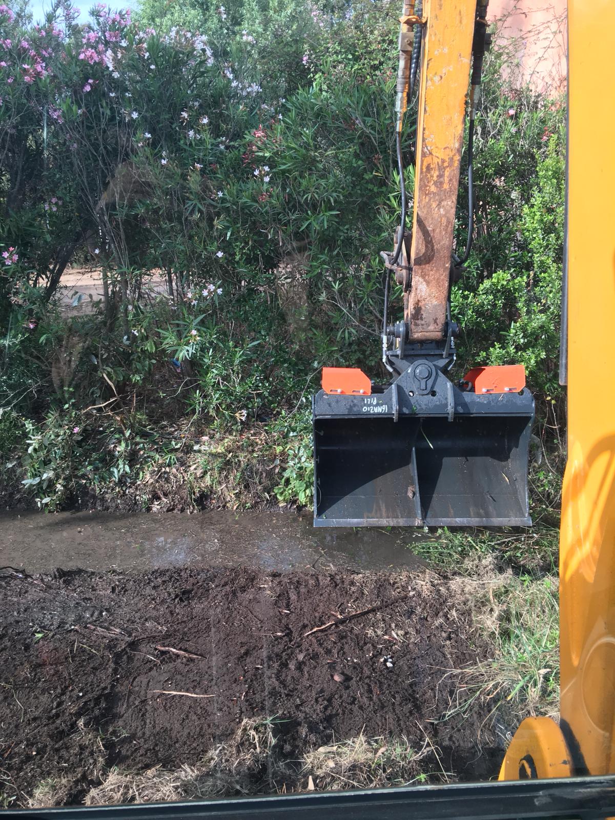 scavi terreno con ruspa