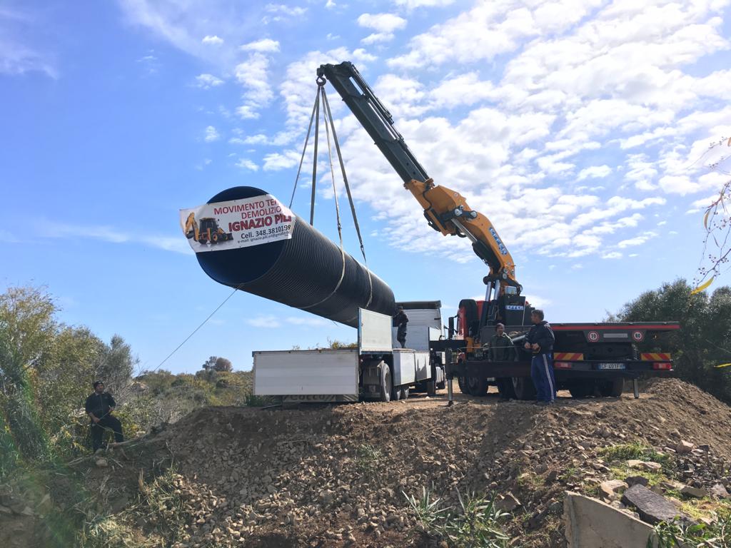 posa tubo per scolo acque piovane