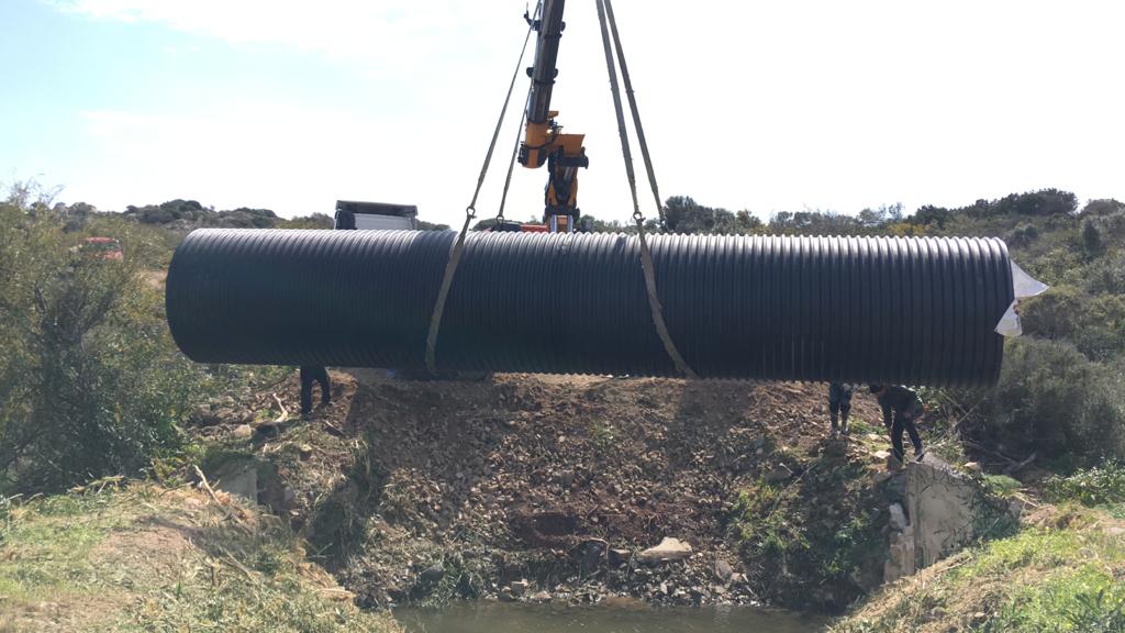 posa tubo per scolo acque piovane