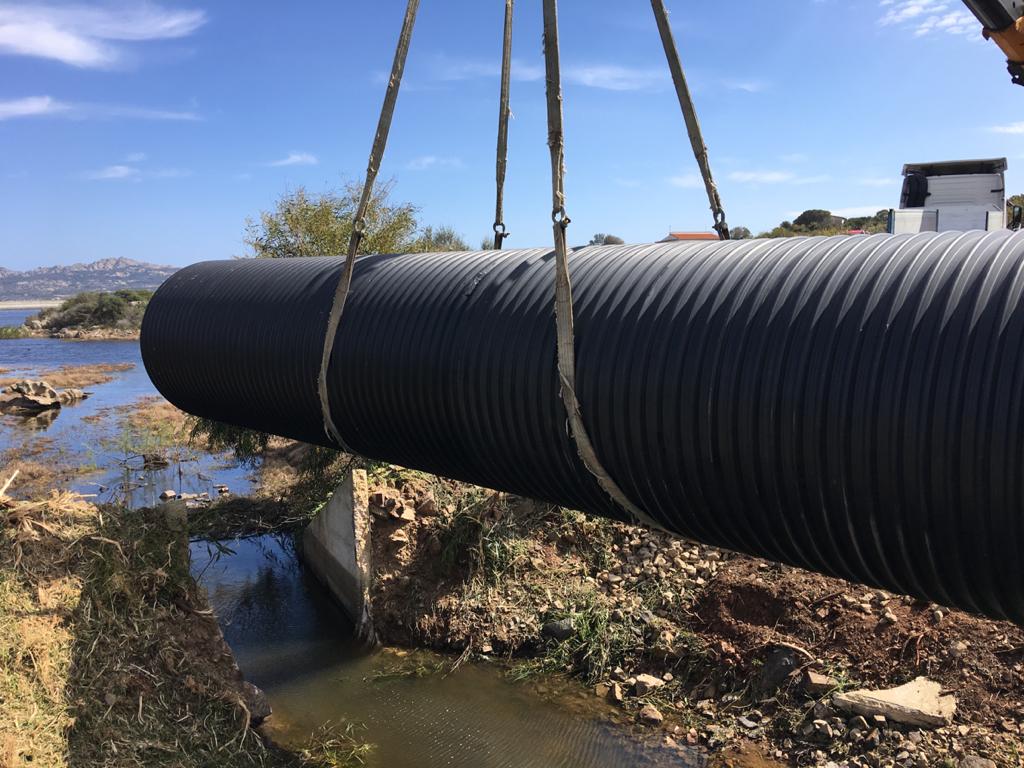 posa tubo per scolo acque piovane