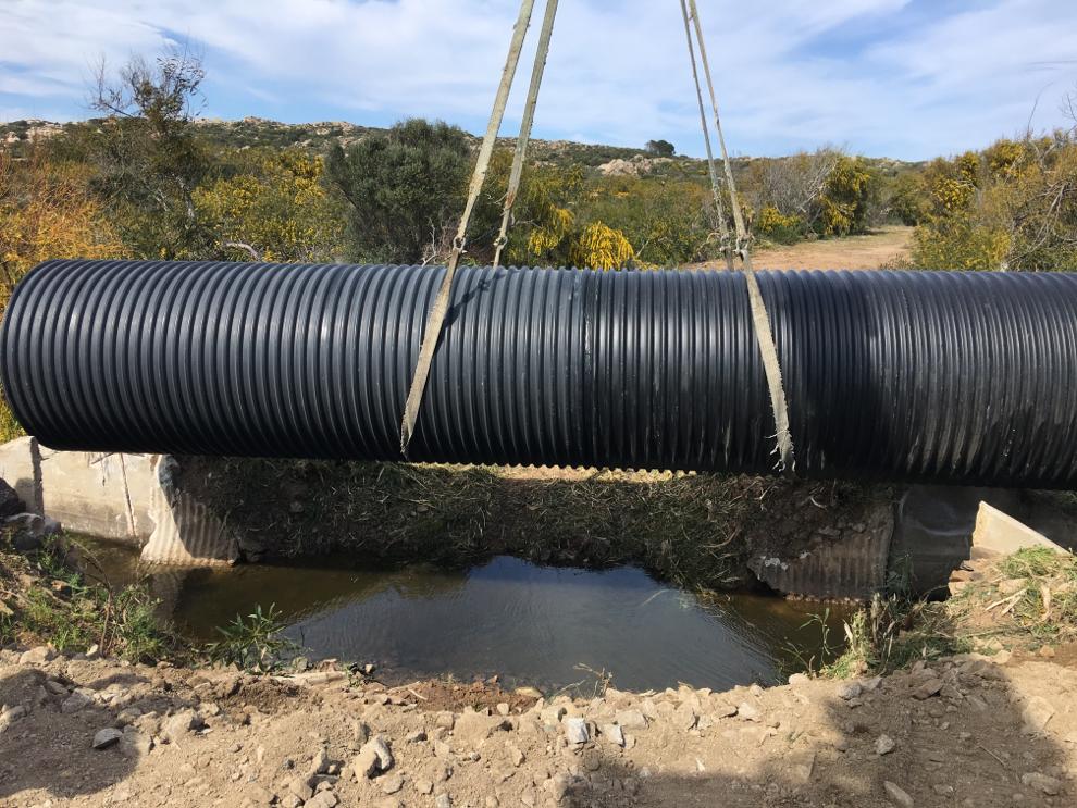 posa tubo per scolo acque piovane