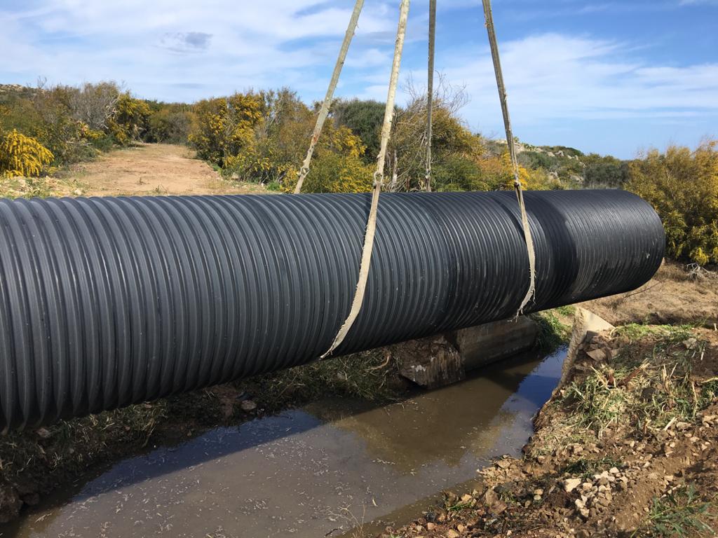 posa tubo per scolo acque piovane