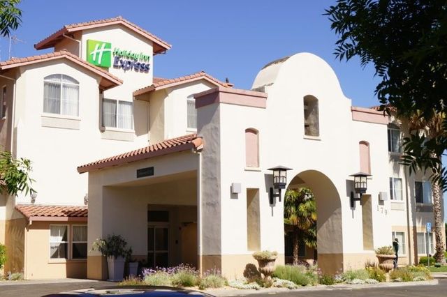 A white building with a sign that says holiday inn express