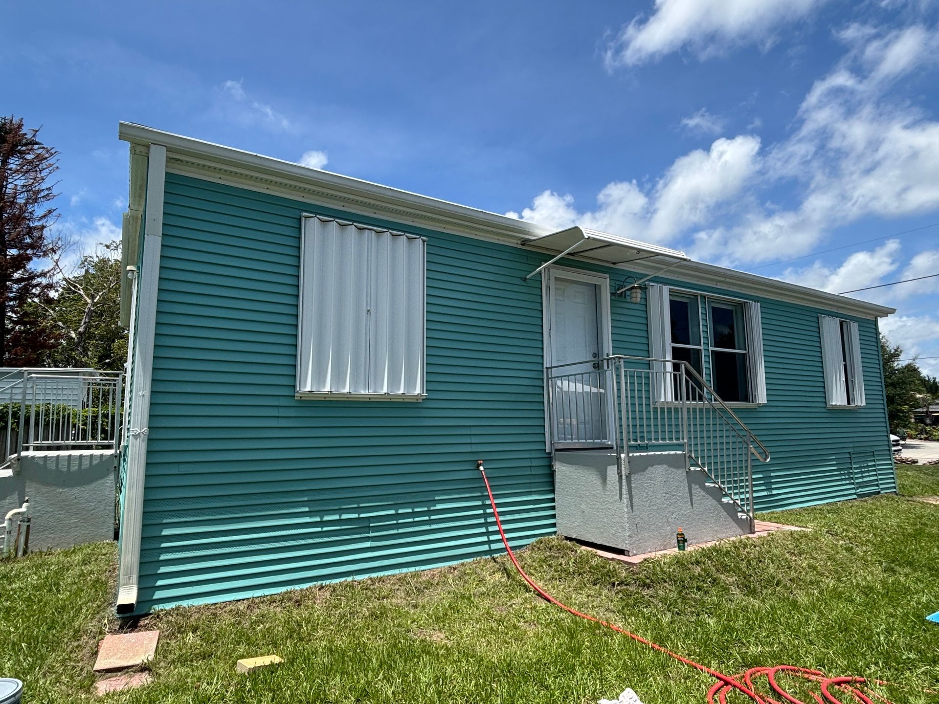 Exterior vinyl siding house painting in New Smyrna Beach, Florida, completed with Sherwin-Williams VinylSafe® paint colors to enhance curb appeal and protect against Florida's coastal climate.