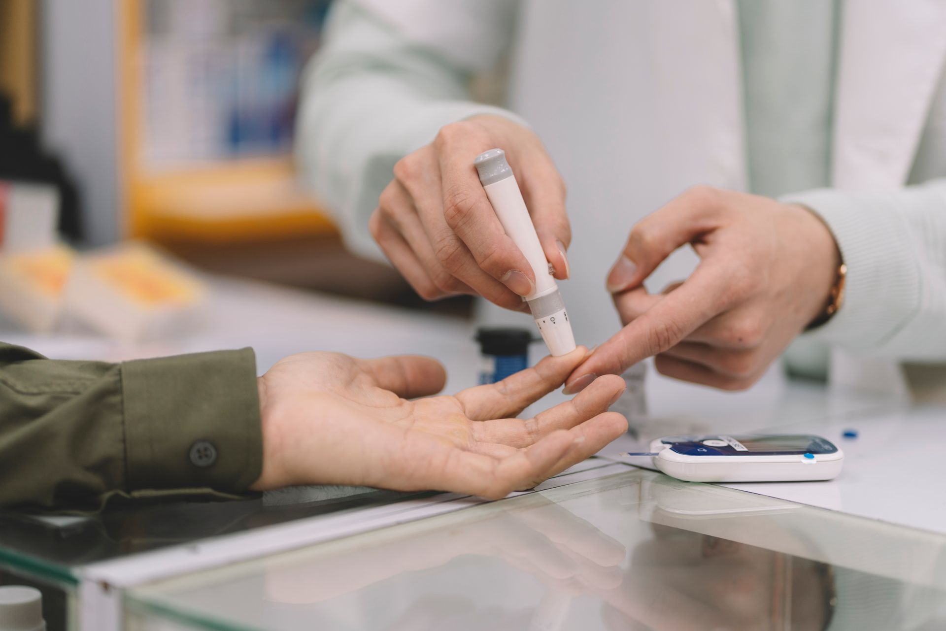 Una calcolatrice è appoggiata su un tavolo accanto a una persona.