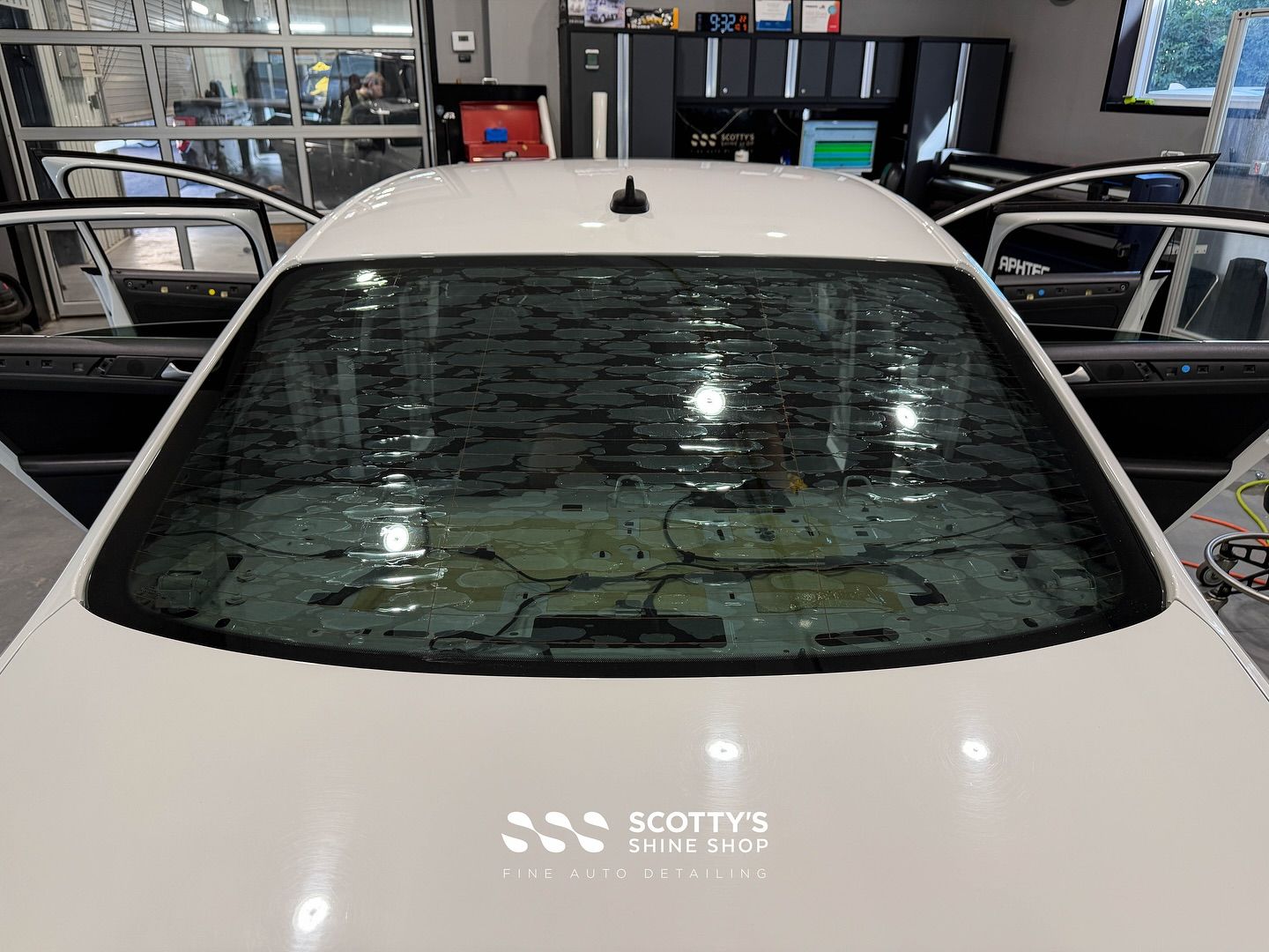 There’s few thing worse on a car than a cheap window tint. We replaced this old and failing window t