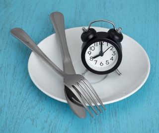 plate with cutlery & clock