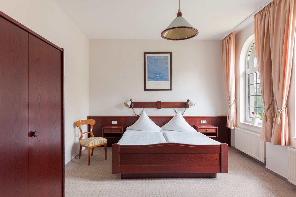 Ein Hotelzimmer mit einem Bett und einem Stuhl