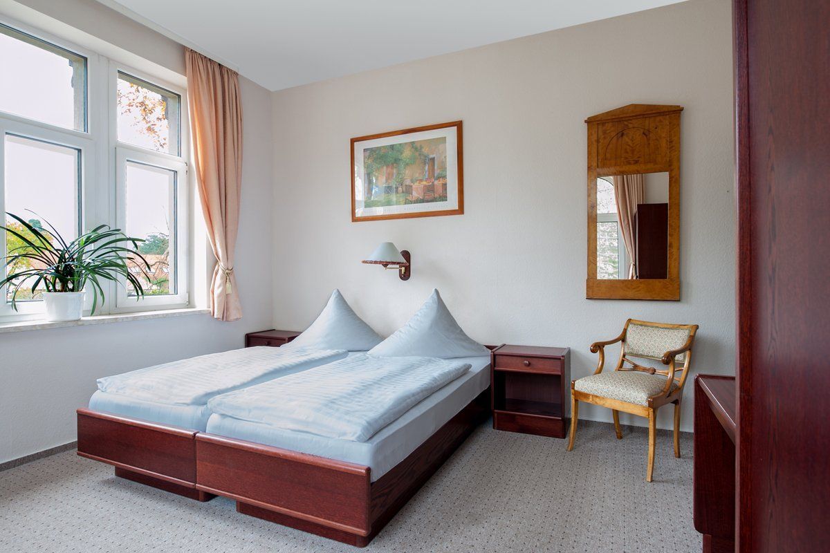 Ein Hotelzimmer mit einem Bett und einem Stuhl