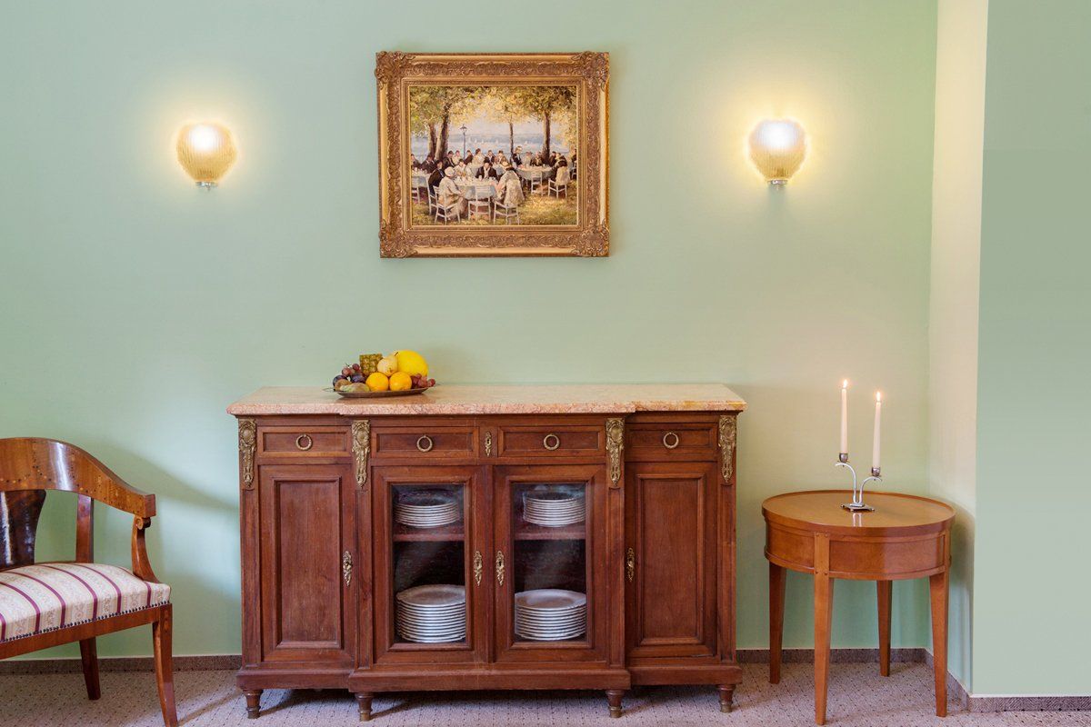 An der Wand über der Kommode hängt ein Bild.