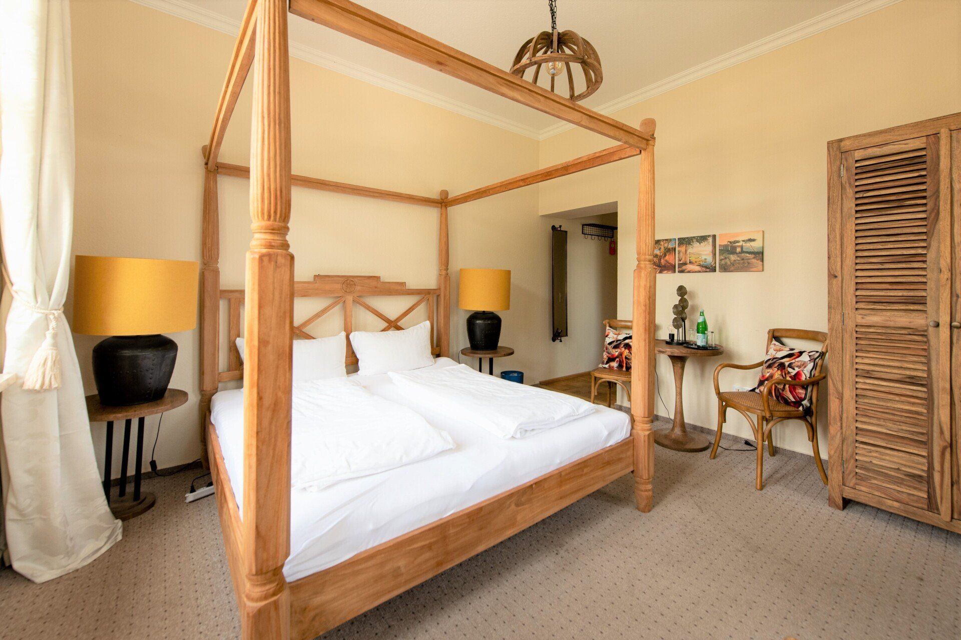 In der Mitte des Zimmers steht ein Himmelbett.