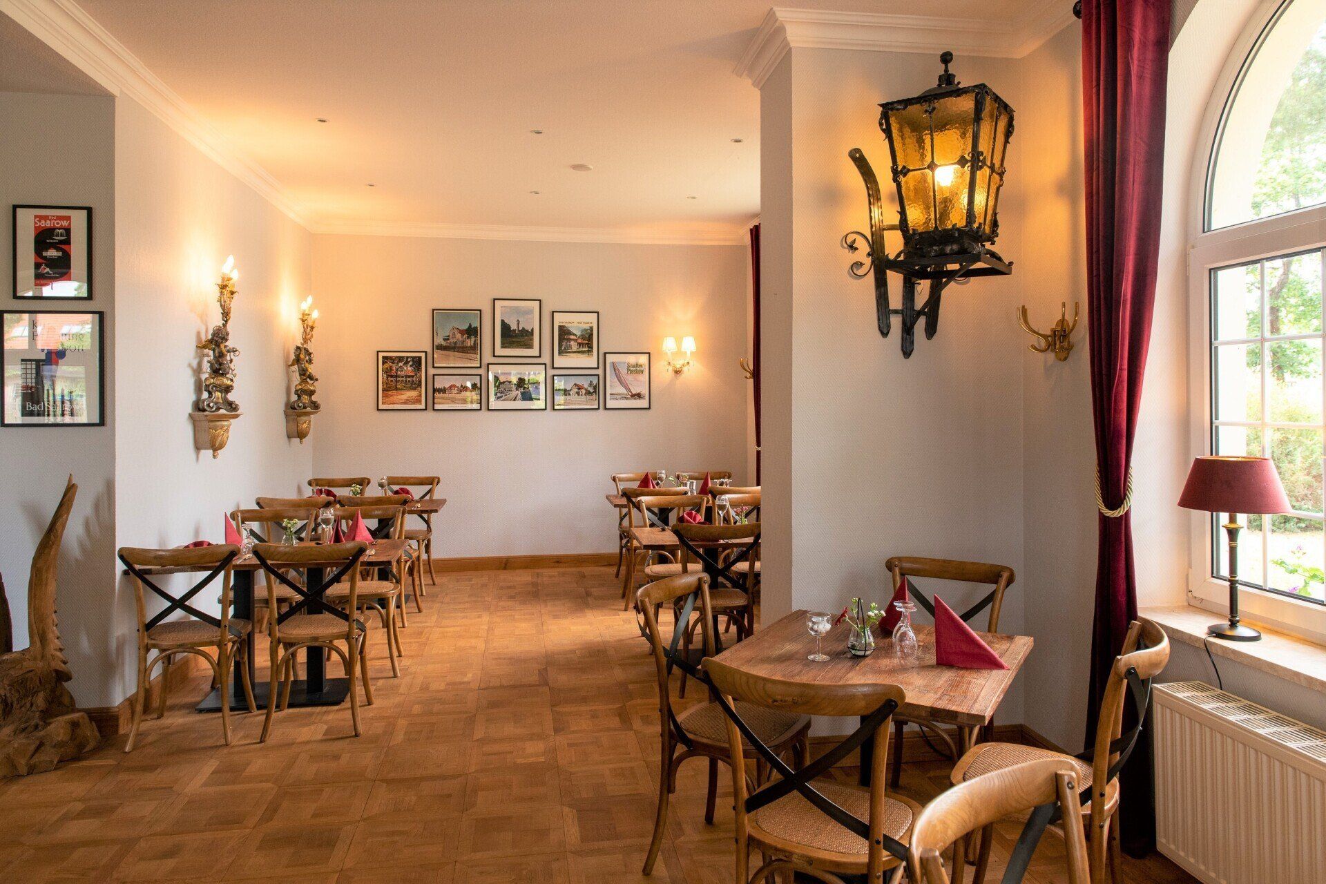 Ein Restaurant mit Tischen und Stühlen und einer Laterne an der Wand.