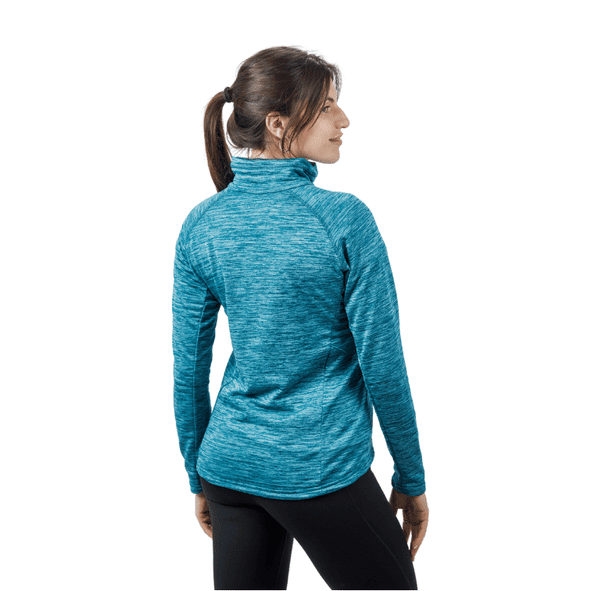 Mujer con jersey polar color verde azulado, abriendo la cremallera del bolsillo del pecho.