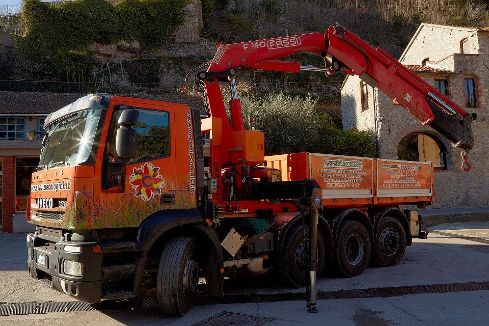 Mezzo con braccio meccanico