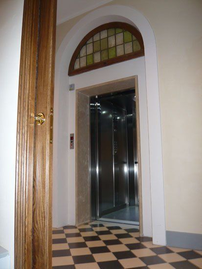 ascensore con porta aperta