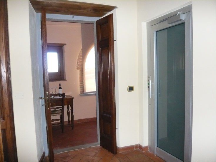porta di un ascensore vicino a una porta in legno