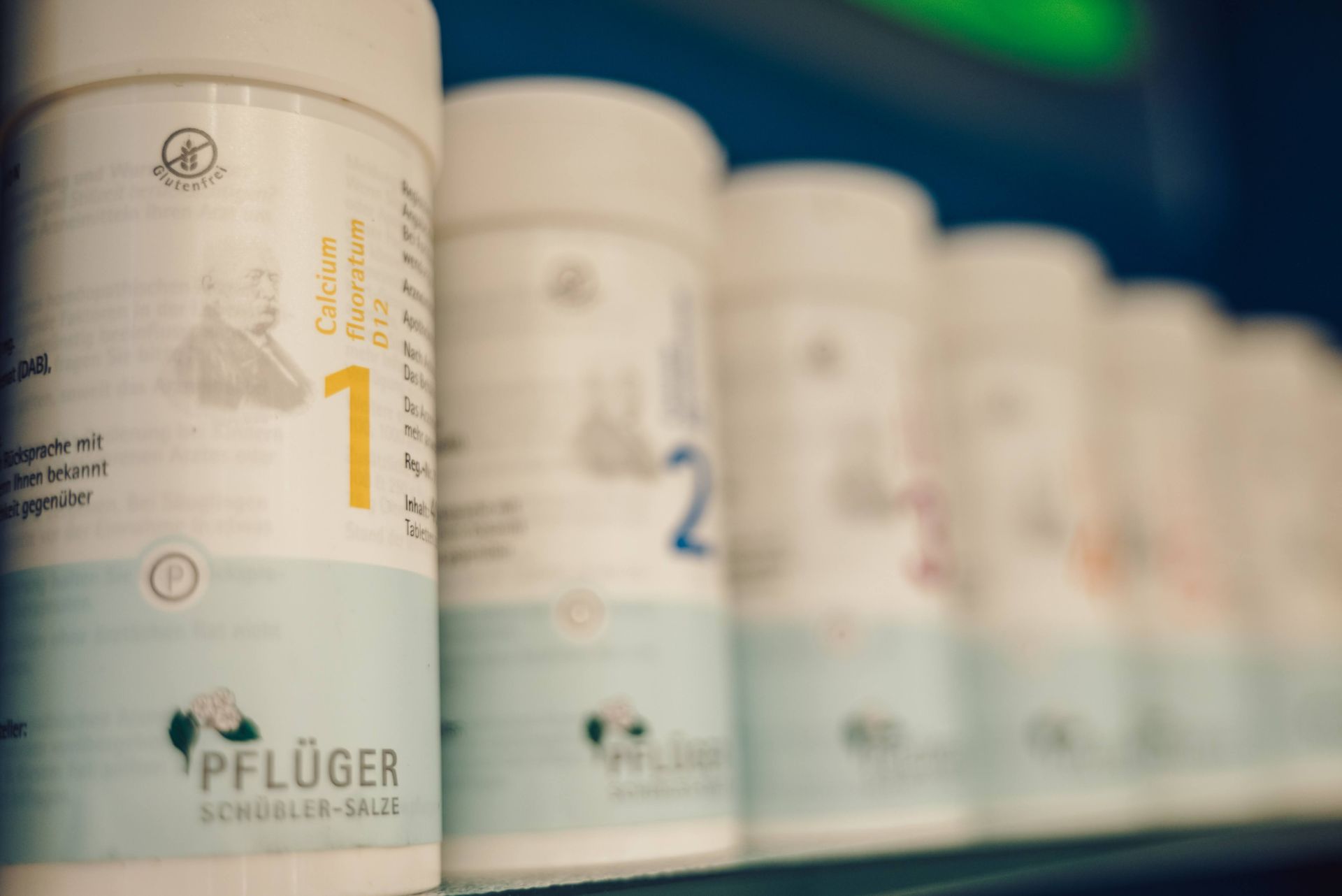 Auf einem Regal steht eine Reihe Flaschen.