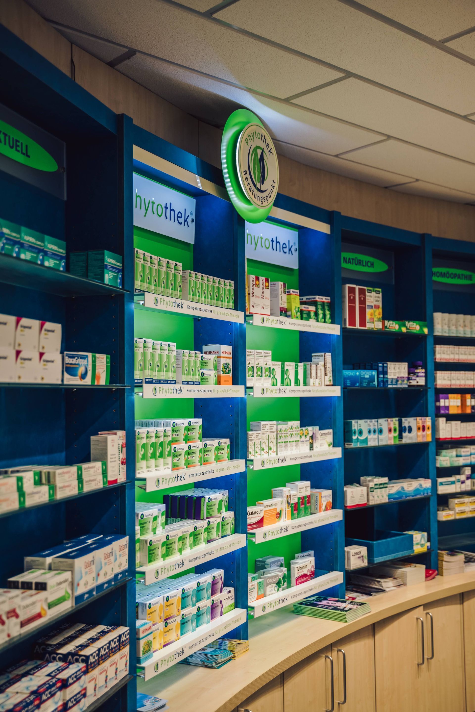 Eine Apotheke mit vielen Regalen voller Medikamente.