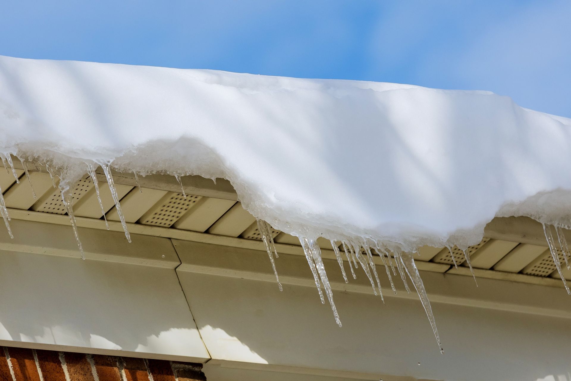 What is Ice Damming and How it Causes Drywall Damage